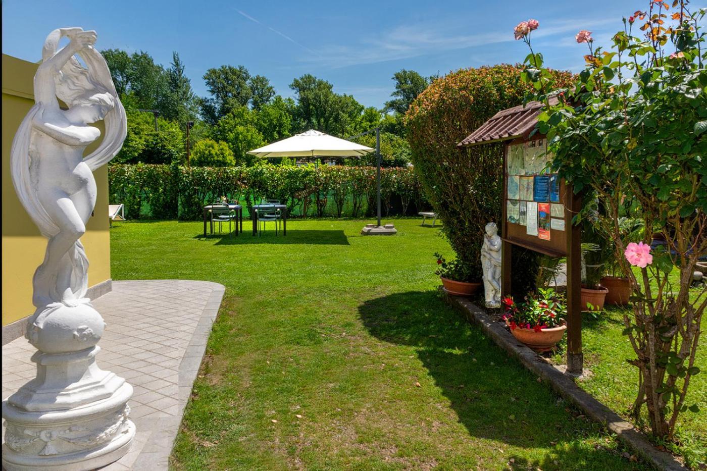 B&B Il Giardino Dei Poeti And Apartaments 루카 외부 사진